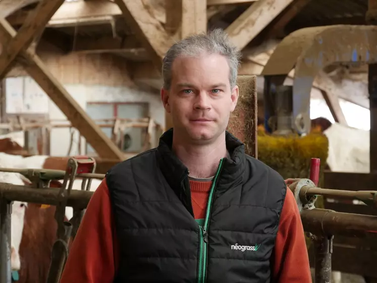 Mike Egger, éleveur à Frasne, dans le Doubs. « En mélange de graines, je n’emporte pas plus de l’équivalent de deux hectares. » © L. Vimond