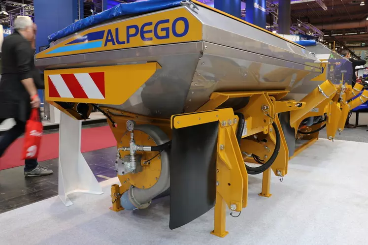 La turbine de la trémie frontale Alpego AS-Pro est implantée sur côté. © M. Portier