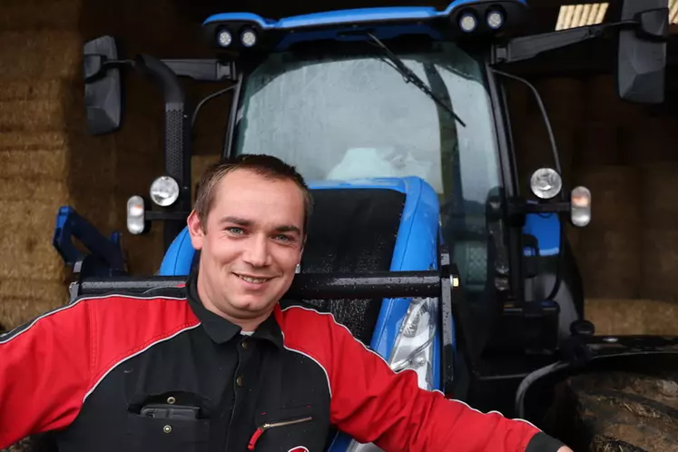 David Couillard, salarié de Jean-Marie Toutain, a testé le tracteur New Holland T5.140 Auto Command. © D. Laisney