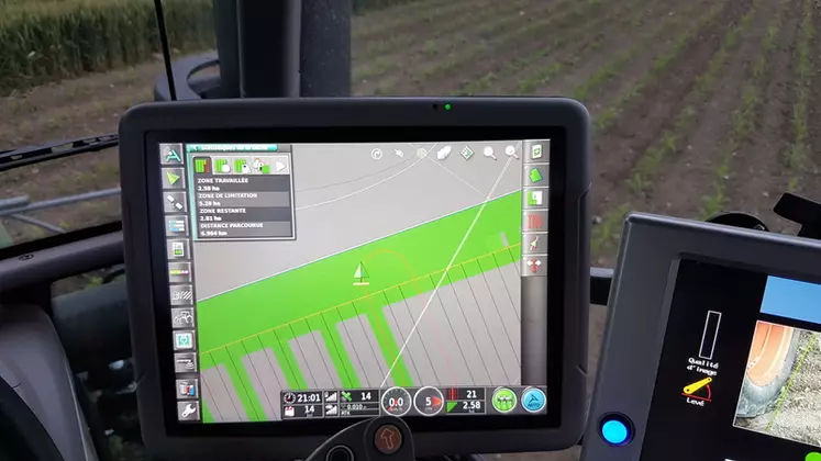 Au binage, la trajectoire du tracteur est contrôlée par le système de guidage GPS à la précision centimétrique (RTK), qui reprend les lignes tracées lors du semis. © Gaec Talbot