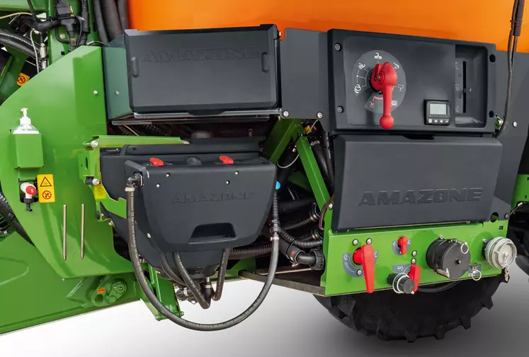 Le pulvérisateur traîné UX 11201 Super d’Amazone intègre un nouveau poste de mise en œuvre. © Amazone