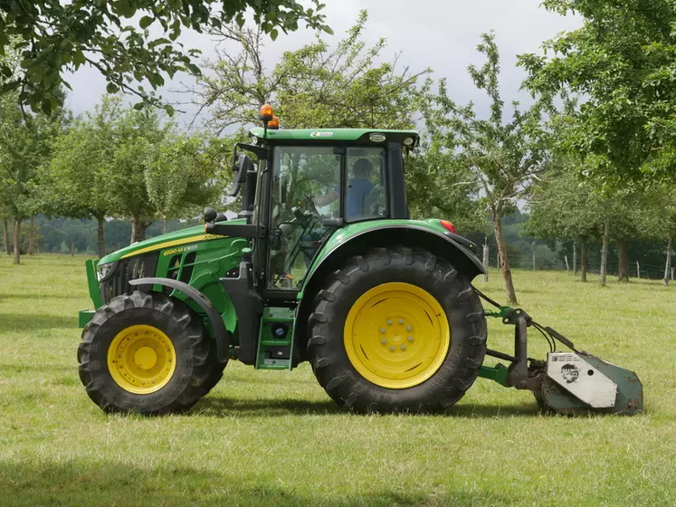 Essai du tracteur John Deere 6120M Premium avec chargeur 623R © L. Vimond