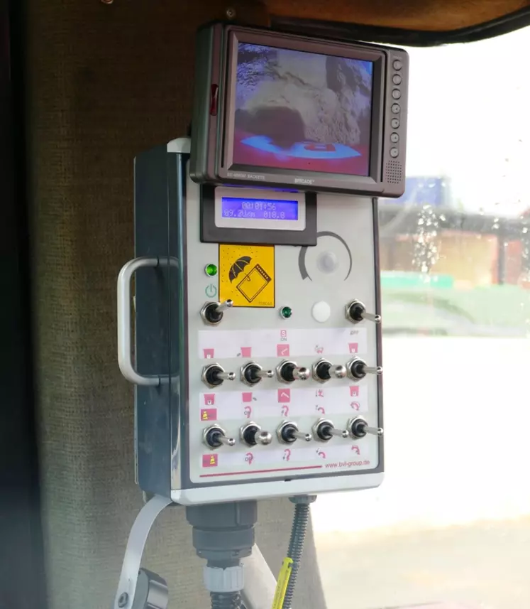 Visible en cabine, le petit afficheur V-Connect de BVL permet de lire la vitesse en tr/min des vis, leur nombre de tours ainsi que le temps de mélange. © BVL