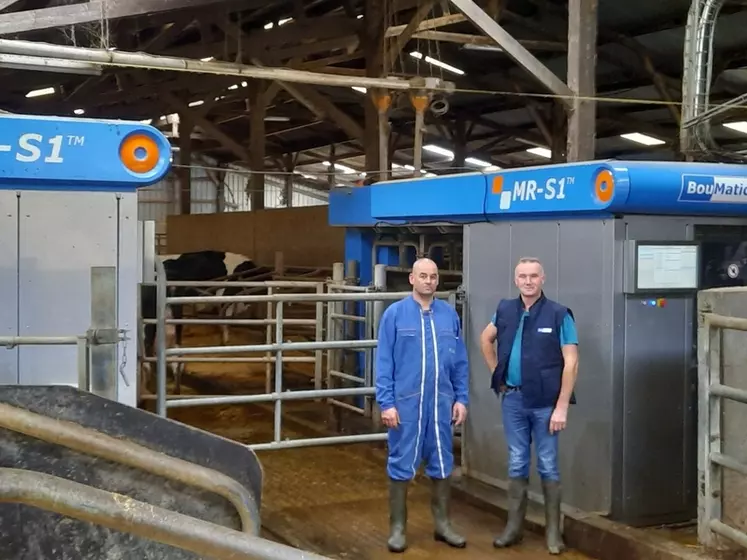 Olivier Hervy et Yannick Houssin, éleveurs laitiers à Mernel (35), ont équipé leurs deux robots BouMatic  MR-S1 de la dernière génération de bras. © Gaec Mac Mahon