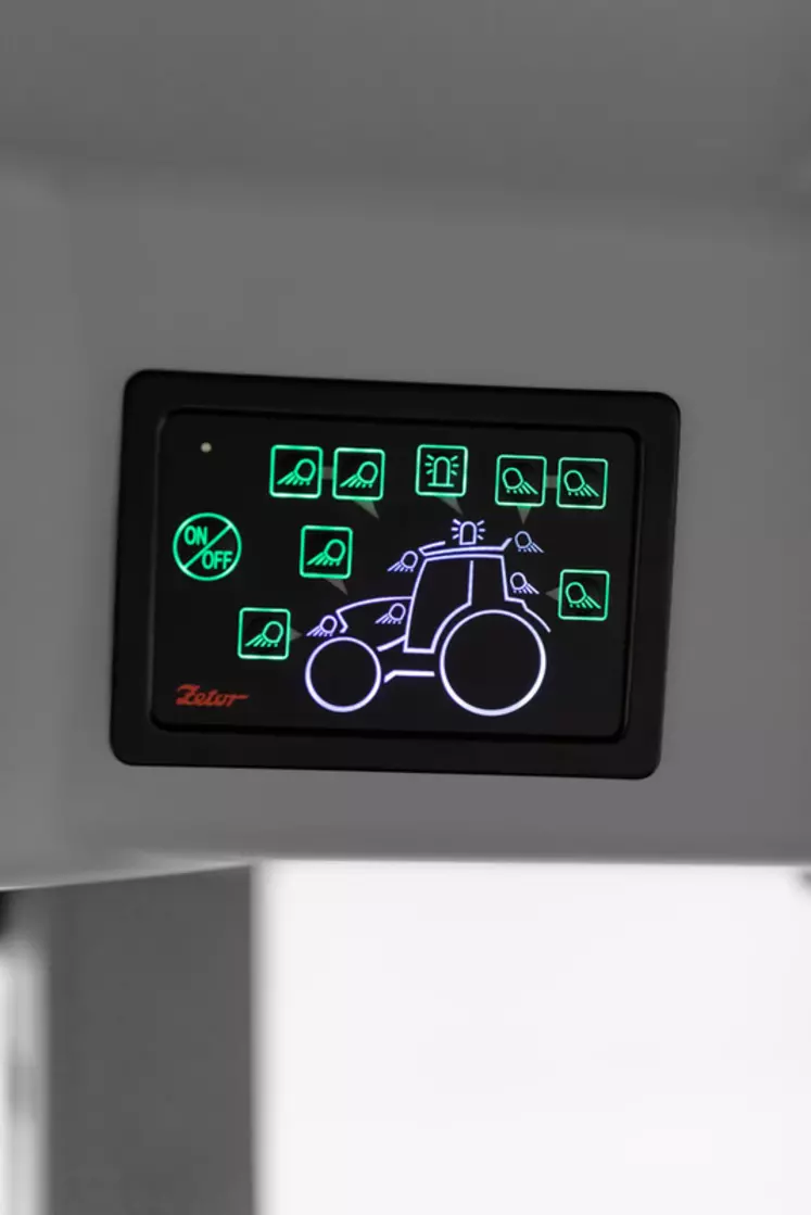 Le tracteur Zetor Crystal HD facilite la gestion des phares de travail avec un panneau de commandes centralisées. © Zetor