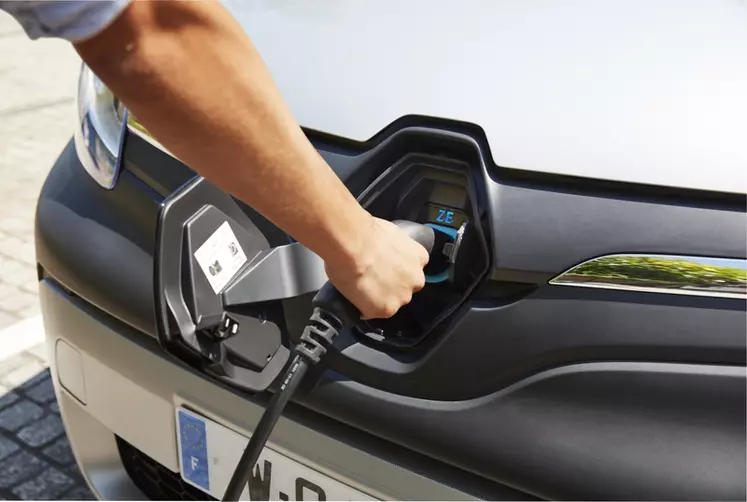 Le temps de recharge d'un véhicule électrique peut être très nettement réduit par l'installation d'une Wallbox  avec des puissances de 3,7 ou 7,4 kW, voir 22 kW en triphasé. Un modèle de 7,4 kW permet de le diviser par deux en atteignant 7 heures pour une batterie de 50 kWh. © Renault