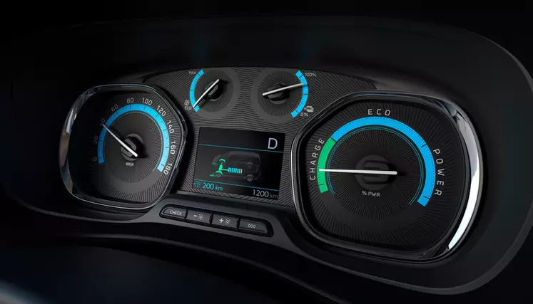 Le tableau de bord d'un véhicule électrique se démarque avec son compte-tour remplacé par un indicateur de puissance. © Peugeot