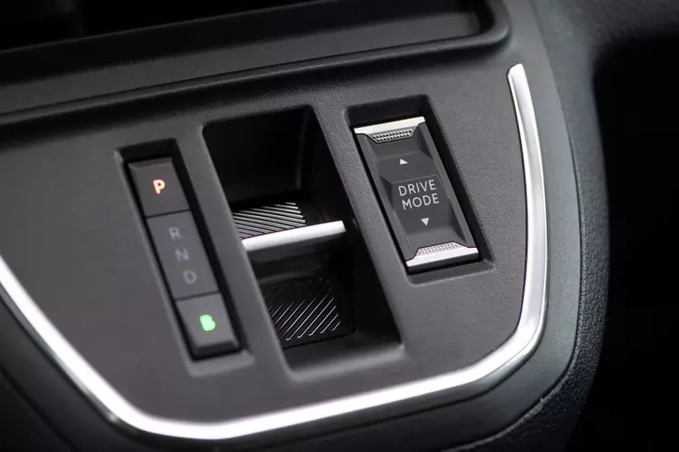 Sans boite de vitesse, la commande de transmission d'un véhicule électrique est minimaliste. Elle propose généralement un mode éco et différents niveaux de récupération d'énergie au freinage. © Peugeot