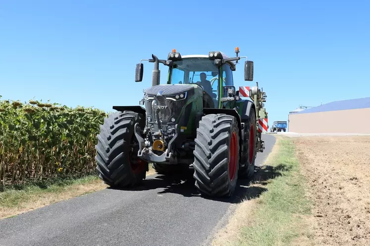 Le tracteur Fendt 936 Vario offre un confort remarquable sur route © M. Portier