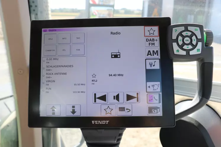 Le tracteur Fendt 936 Vario intègre un système audio piloté depuis le terminal © M. Portier