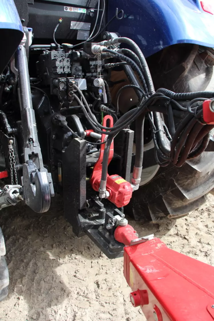 Pour ceux désirant un entraînement hydraulique des pompes, Horsch propose une pompe hydraulique animée par prise de force pour les tracteurs un peu juste en débit.  © L. Vimond