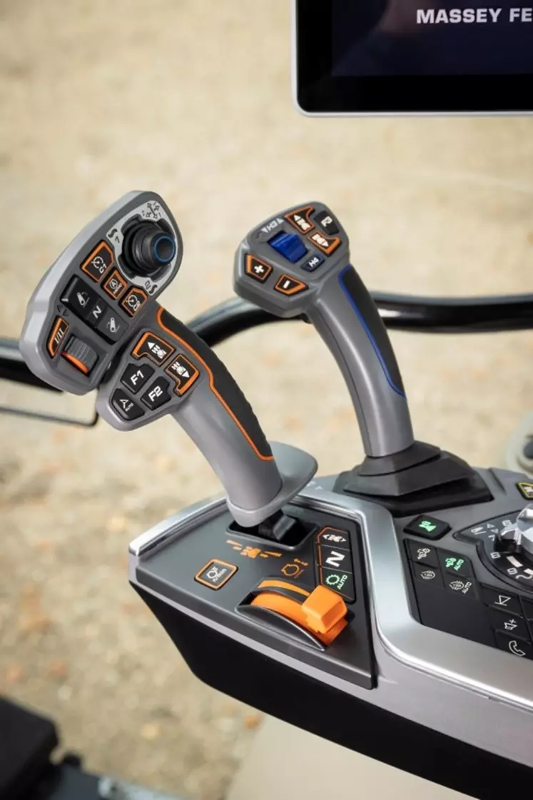 Le joystick des Massey Ferguson 5S et 8S intègre un micro-joystick proportionnel pour piloter deux distributeurs. © Massey Ferguson