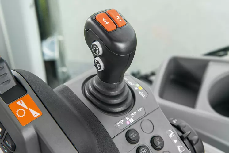 Le joystick hydraulique des Claas Arion 500/600 et Axion 800/900 intègre la commande d'inverseur. © Claas