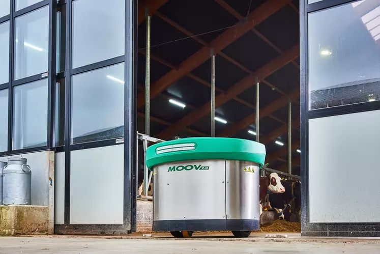 Le robot repousse-fourrage Joz Moov 2.0 peut recevoir en option un dispositif de relevage du tambour et la gestion automatique de l'ouverture/fermeture des portes du bâtiment. © Joz