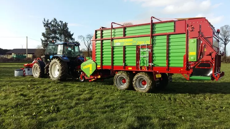 En plus de l'affouragement en vert, la remorque autochargeuse Strautmann Zelo 2901 est utilisée par Gaëtan Le Meur pour récolter 40 hectares d'ensilage d'herbe par an. © G. Le Meur