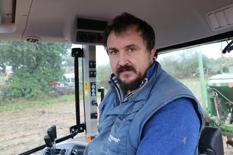 Sébastien Tourret, éleveur à Montvicq dans l’Allier, a découvert cet automne le tracteur Massey Ferguson 5711 M. © M. Portier