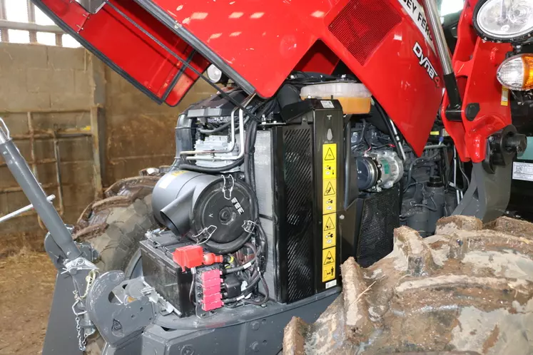 Le tracteur Massey Ferguson 5711 M profite d'un accès aisé à la batterie et au filtre à air. © M. Portier