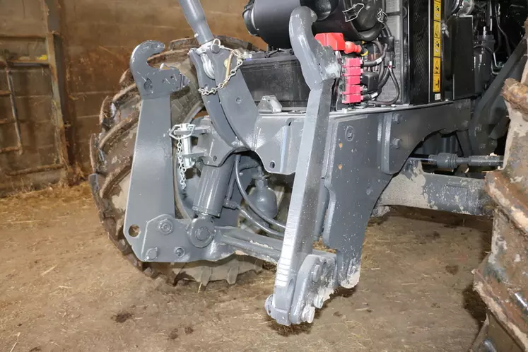 Le tracteur Massey Ferguson 5711 M dispose d'un relevage avant bien intégré. © M. Portier