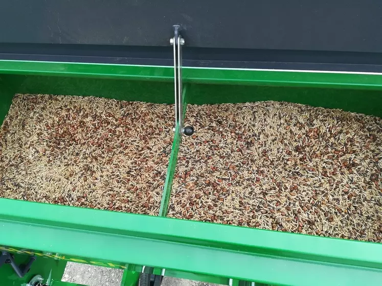 Pourvu d’une trémie de 900 litres, le semoir T-Sem 300 offre la possibilité de semer différents types de graines, en mélange ou en pur. © Simtech