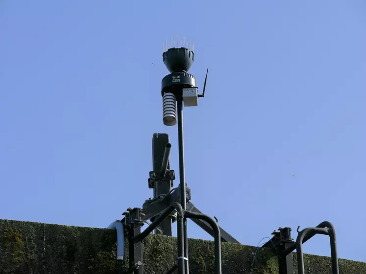 Installée au milieu de l'exploitation, la station météorologique du GRCeta permet d'affiner l'irrigation en connaissant la pluviométrie réelle. Elle sert aussi dans les prévisions météorologiques de l'application Sencrop. © L. Vimond