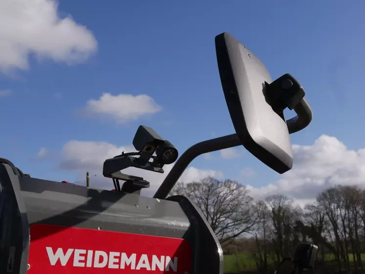 La caméra arrière sur le  télescopique Weidemann T7042 procure une vue parfaite sur le crochet d'attelage et rend le rétroviseur superflu.