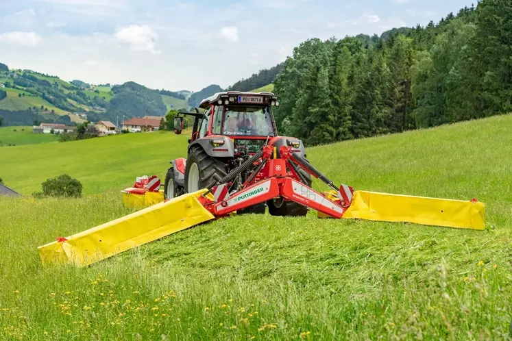 Demandant des tracteurs de 85-90 ch, les petites combinaisons de fauche triples, qui commencent à 7,24 m de large, offrent un bon suivi de sol, comparativement à une faucheuse arrière latérale de 4 à 4,40 m.  © Pöttinger