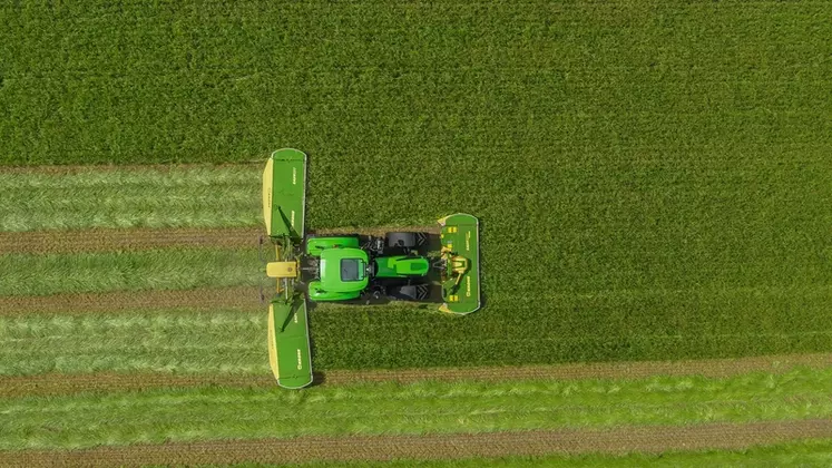 Selon la forme des champs, il peut être utile d'ajuster le recoupement des lamiers entre l'avant et l'arrière.  © Krone