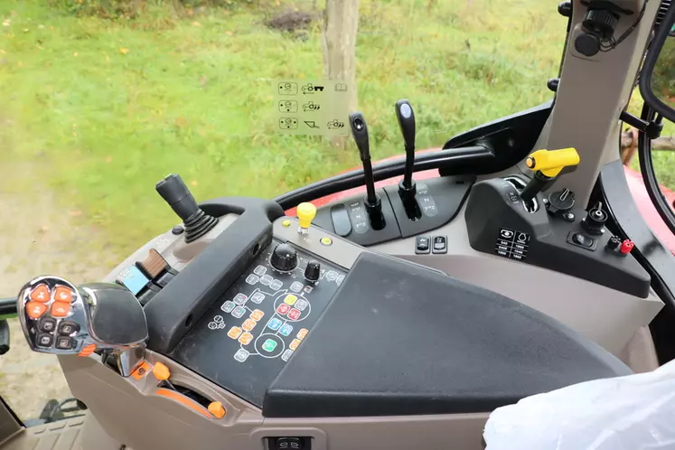 Le tracteur Case IH Vestrum 130 CVXDrive est doté d'un accoudoir multifonction ergonomique, réglable électriquement. © M. Portier