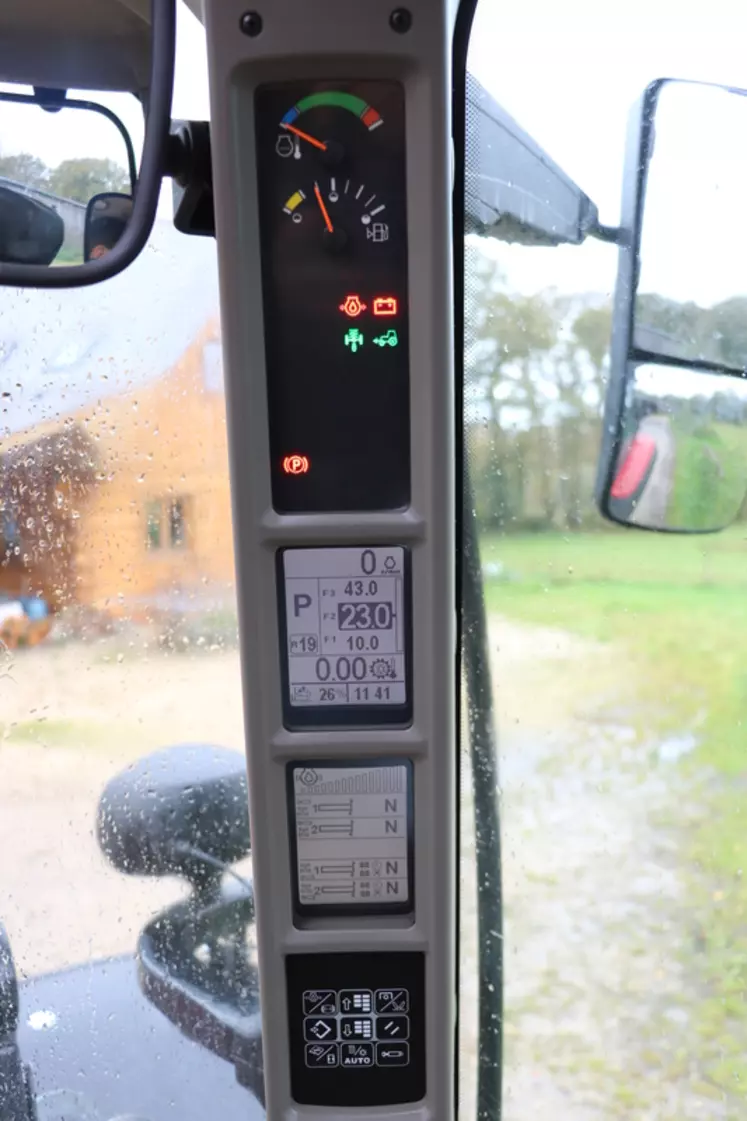 Le tracteur Case IH Vestrum 130 CVXDrive dispose d'affichages regroupés sur le montant droit. © M. Portier