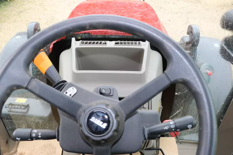 Le tracteur Case IH Vestrum 130 CVXDrive dispose d'une commande d'inverseur bien pensée.  © M. Portier