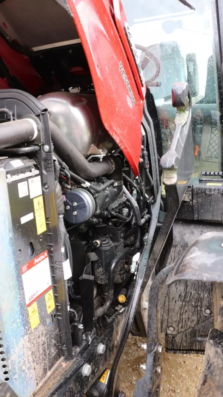 Le tracteur Case IH Vestrum 130 CVXDrive dispose de filtres à gazole difficilement accessibles. © M. Portier