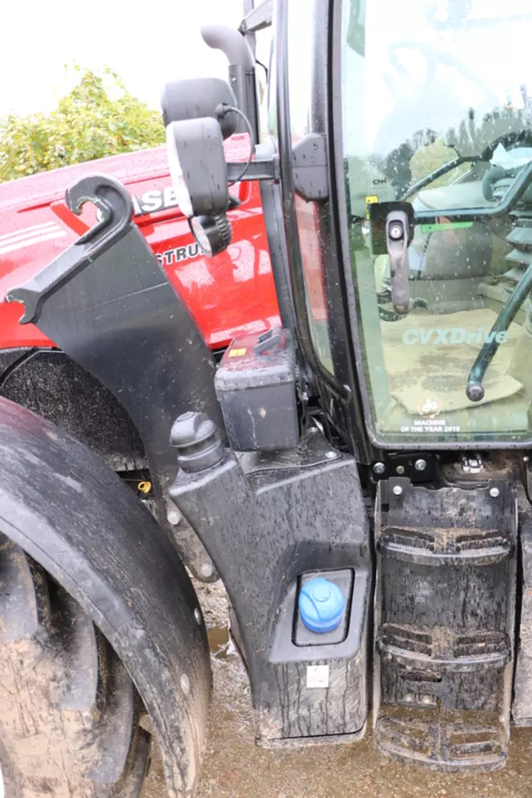 Le tracteur Case IH Vestrum 130 CVXDrive profite d'un accès aisé aux réservoirs de GNR et d'AdBlue, ainsi qu'à la caisse à outils. Le marchepied est un peu étroit.  © M. Portier