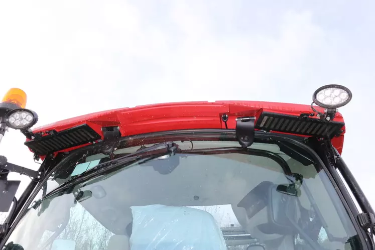 Le tracteur Case IH Vestrum 130 CVXDrive dispose de filtres d'habitacle sous le toit à l'arrière de la cabine. © M. Portier