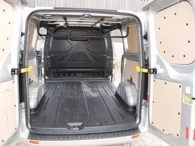 Le Ford Transit Custom PHEV bénéficie, en finition Limited, d'une protection intégrale de l'espace de chargement (habillage des côtés et tapis sur le plancher). © D. Laisney