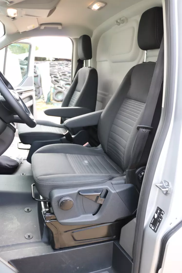 Le siège conducteur du Ford Transit Custom PHEV propose de multiples réglages pour trouver la position idéale.  © M. Portier