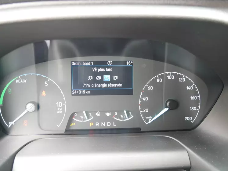 Un écran au tableau de bord indique le mode de conduite du Ford Transit Custom PHEV. © D. Laisney