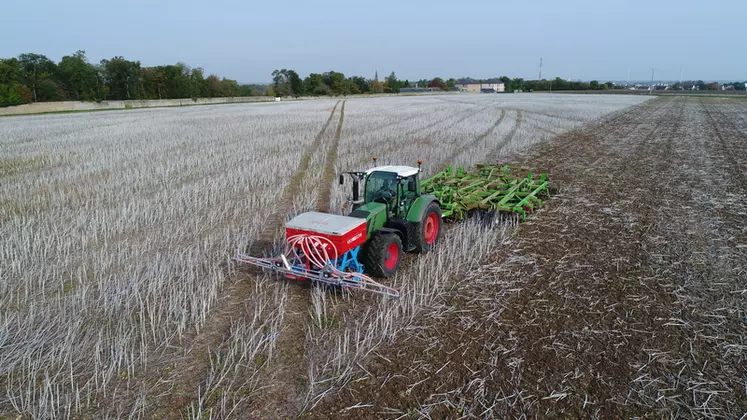 Fabrice Chesnais utilise l’outil à bêches roulantes Compil de Duro-France pour le déchaumage, les semis de céréales et de Cipan, ainsi que pour la destruction des couverts végétaux. © Duro-France