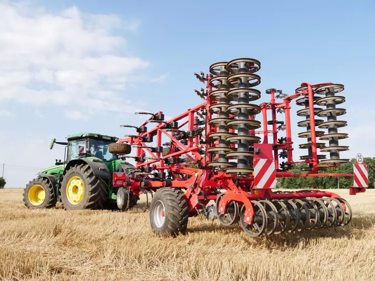 Le cultivateur Kverneland Turbo 6500 T i-Tiller respecte au transport une largeur de 3 mètres. © D. Laisney