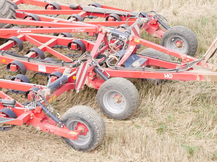 La profondeur de travail du cultivateur Kverneland Turbo i-Tiller est contrôlée à l'avant par quatre roues de jauge. © D. Laisney