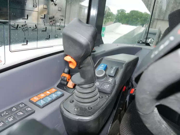 L'interrupteur orange à l'avant du joystick contrôle l'inversion du sens de marche sur le chargeur télescopique Bobcat. © D. Laisney
