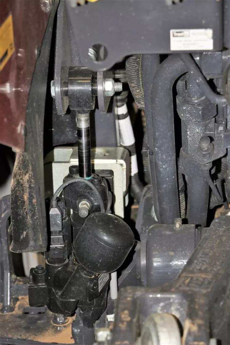 Essai du tracteur McCormick X7.624 VT-Drive : suspension hydropneumatique de cabine