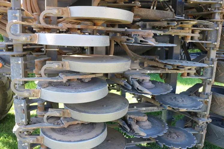 Chaque élément monté sur boudins élastomère associe une roue Farmflex, deux disques de semis et deux roues plombeuses. 