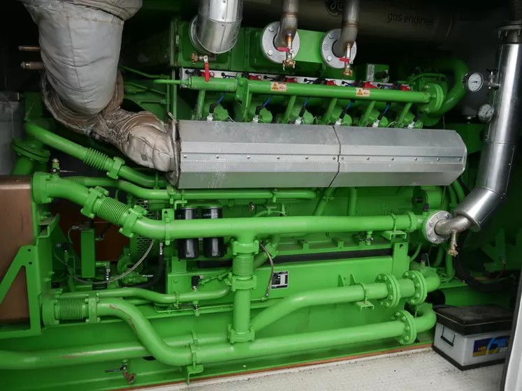 En sortie du moteur du méthaniseur, les gaz d’échappement passent dans un échangeur à plaques, pour chauffer un fluide caloporteur, jusqu’au séchoir. Là, un radiateur combiné à une ventilation chauffe l’air utilisé pour le séchage. 