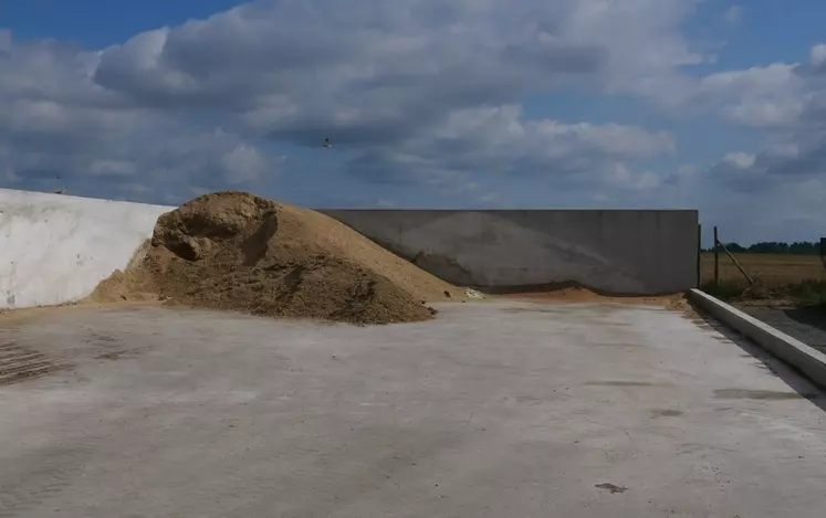 1000 tonnes d'issues de silo sont stockées sur une dalle.