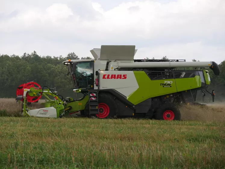 Les moissonneuses-batteuses Claas Trion Montana compensent jusqu'à 18% de dévers.  © L. Vimond