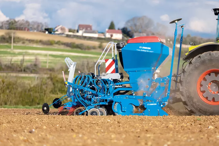 Le semoir Solitair 9+ Duo peut être associé à une herse rotative ou à un déchaumeur à disque indépendants  © Lemken