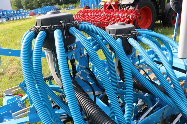 Le combiné de semis Solitair 9+ Duo en version "double shot" utilise deux têtes de réparation par demi-largeur, de façon à gérer indépendamment les produits issus des deux trémies © M. Portier