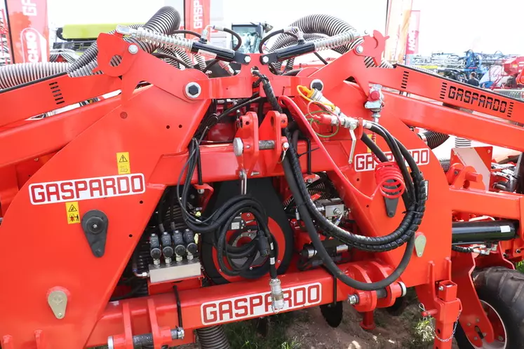 Le semoir monograine Chrono 500 de Maschio Gaspardo impose deux distributeur simple effet, un retour libre  et un double effet. Il utilise également les raccords du freinage pneumatique du tracteur si celui-ci en dispose. © M. Portier