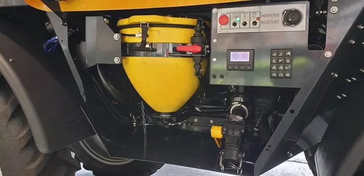 Le bac d'incorporation John Deere monté sur les pulvérisateurs automoteurs Mazzotti MAF présente une capacité de 50 litres.