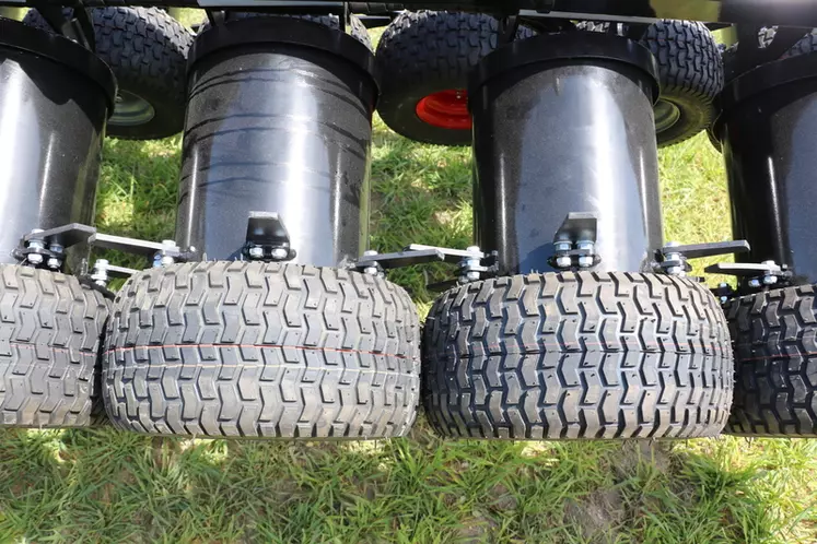 L'arracheuse de chénopodes de Novaxi est dotée de pneus au profil facilitant l'entraînement et la préhension des tiges de chénopode, des rabatteurs évacuant ces dernières © M. Portier